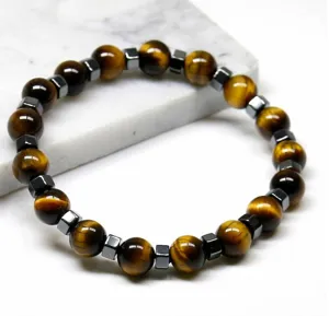 Detalle de pulsera de cuentas de ojo de tigre y cubos de metal para yoga y moda casual.