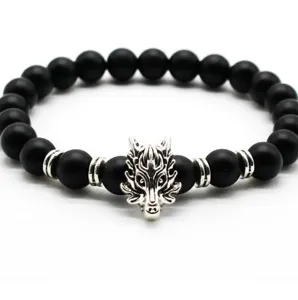 Vista dettagliata del bracciale di perline nere con ciondolo drago in argento e distanziatori.