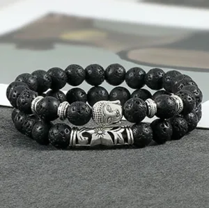Lava steen armband detail met een zilveren Boeddha hoofd en metalen afstands kralen