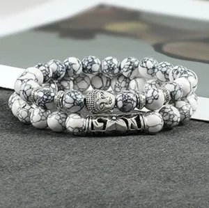 Detailopname van dubbellaags Boeddha hoofd steenraal yoga armband set met metalen buis.