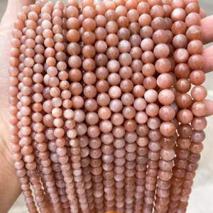 Detaillierte Makroansicht natürlicher orangefarbener Sonnensteinperlen für DIY-Schmuck