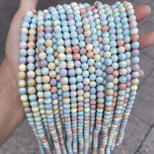 Vista detallada de cuentas redondas de piedra Alashan de colores para joyería