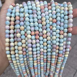 Detalle de cuentas redondas de piedra arcoíris Alashan en colores pastel para DIY