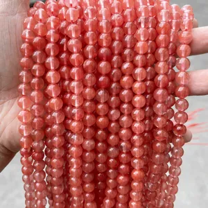Detailopname van doorschijnende watermeloenrode synthetische kristallen kralen