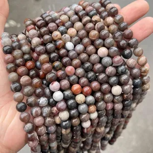 Détail de perles rondes en bois pétrifié naturel pour la création de bijoux DIY et artisanat