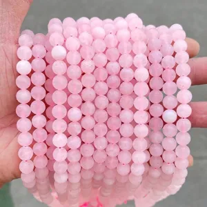Vue détaillée de perles rondes en quartz rose naturel dépoli pour la création de bijoux