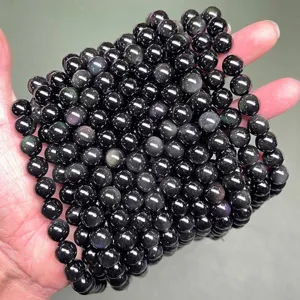 Close-up van natuurlijke regenboog obsidiaan ronde kralen met kleurrijke glans