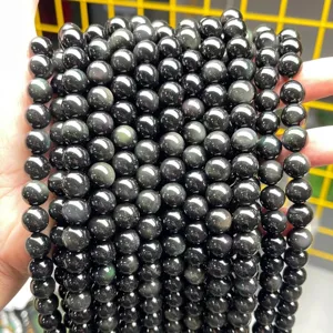 Detailweergave van natuurlijke regenboogoog obsidiaan ronde kralen voor DIY sieraden