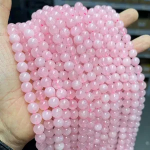 Vue en gros plan de perles rondes en quartz rose naturel translucide pour bijoux DIY