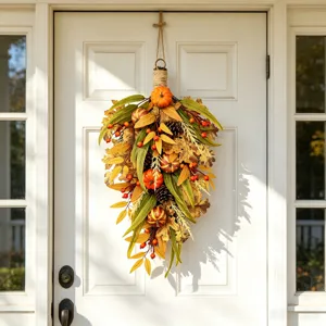 Decoración otoñal para puerta con calabazas, bayas y hojas sobre una puerta blanca