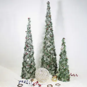 3er-Set Weihnachts-Kiefernturm-Bäume mit Kunstschnee Beeren und Zapfen Elegante Bodendekoration für Haus und Garten