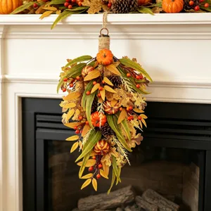 Hermosa guirnalda de otoño con calabazas y bayas en la repisa de una chimenea blanca.