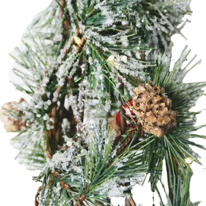 Nahaufnahme von schneebedeckten Weihnachtskiefernnadeln mit Kiefernzapfen und Beeren.