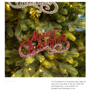 Detailaufnahme des roten Glitzer Merry Christmas Haengeschilds am festlich beleuchteten Baum.