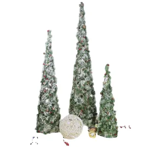 Verschneites Weihnachtsbaum-Set mit Tannenzapfen und Beeren für die Gartendekoration
