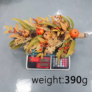 Detalle de corona de otoño artificial con calabaza y bayas, peso 390g