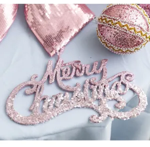 Nahaufnahme Detail des rosa Glitzer Weihnachts-Deko-Sets mit Merry Christmas Schild und Kugel.