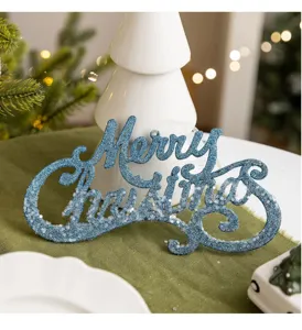 Blau glitzerndes Merry Christmas Buchstaben Schild Nahaufnahme, ideal für Weihnachtsbaum.