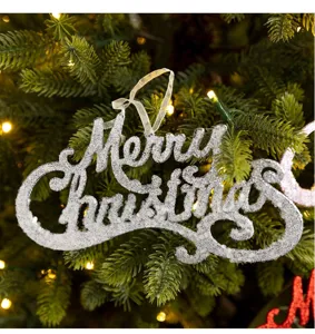 Nahaufnahme des funkelnden silbernen Glitzer Merry Christmas Schilds am Weihnachtsbaum.