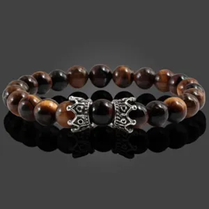Vue détaillée du bracelet de perles en pierre naturelle avec des breloques couronne.