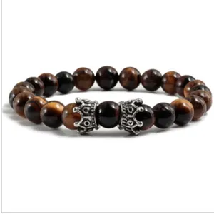 Vue détaillée du bracelet en perles d'œil de tigre avec breloques couronne pour yoga