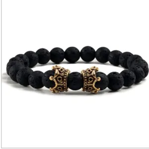 Bracelet de perles en pierre de lave noire avec des breloques couronne d'or pour yoga.