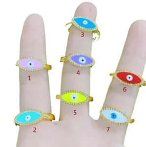 Anello regolabile malocchio con zirconi cubici colorati, elegante gioiello da dito dorato.