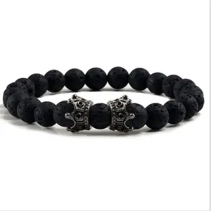 Vue détaillée du bracelet de yoga en pierre de lave noire avec perles couronne argentées.