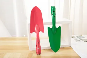 Set di cazzuole da giardino in metallo colorato con fori di sospensione per piante succulente.