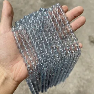 Primer plano de cuentas redondas de cristal K9 azul claro para la creación de joyas artesanales