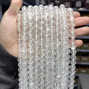 Makrodetail der Textur natürlicher klarer Quarzperlen für die DIY-Schmuckherstellung