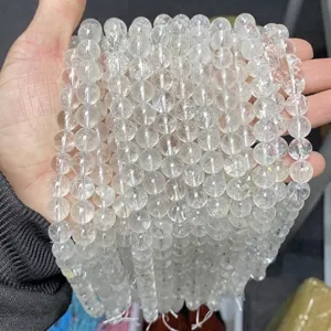 Nahaufnahme von hochwertigen, klaren, natürlichen weißen Kristall-Rundperlen für DIY-Schmuck