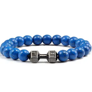 Gedetailleerd overzicht van de blauwe turkoois kralen armband met de unieke fitness dumbbell bedel.