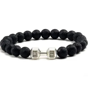 Gedetailleerd overzicht van zwarte lavasteen kralenarmband met zilveren halter bedel.