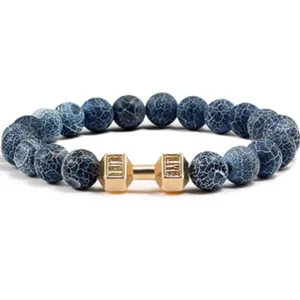 Blauwe gebarsten steen kralen armband met een gouden dumbbell bedel voor fitness en yoga.