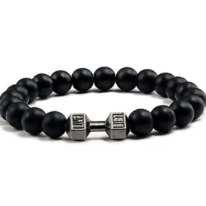 Gedetailleerd aanzicht van de zwarte mat kralenarmband met een zilveren fitness dumbbell bedel.