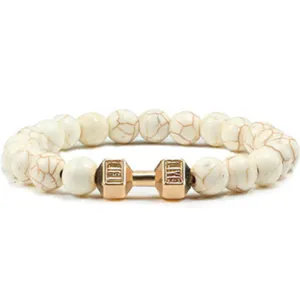 Witte steen kralen armband met gouden halter fitness bedel voor sport training en workout.