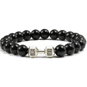 Gedetailleerde close-up van de fitnessarmband met zwarte kralen en zilveren haltercharme.