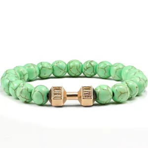 Groene turkoois kralen armband detail met gouden dumbbell bedel, fitness yoga sieraad.