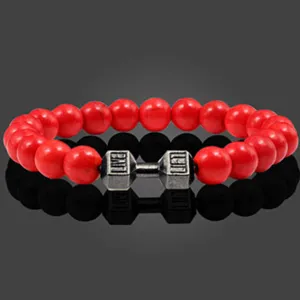 Rode steen kralen armband met antieke zilveren dumbbell hanger voor fitness sport liefhebbers.