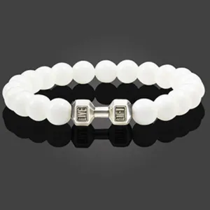 Witte kralen yoga fitness armband detail met zilveren halter bedel en gravure.