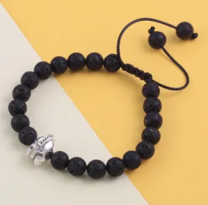 Gedetailleerd overzicht van de zwarte lavasteen kralenarmband met zilveren spartaans helm charm.