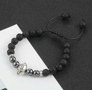Gedetailleerde close-up van de zwarte lavasteen kralen armband met spartanische helm bedel.