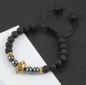 Gedetailleerd close-up van de lavastenen armband met Spartaanse helm en mooie kralen.