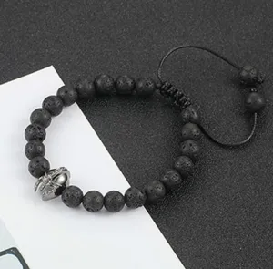 8mm lavasteen kraal armband met metalen helm bedel, verstelbaar gevlochten touw voor.