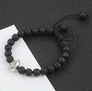 Gedetailleerd overzicht van de 8mm lavasteen kralenarmband met zilveren helm bedel en koord.