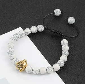 Witte stenen kralen armband met gouden spartaanse helm hanger voor yoga sieraden.