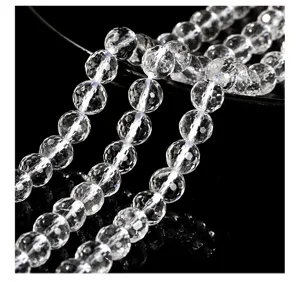 Vista detallada de cuentas redondas de cristal blanco natural de 128 facetas para joyas DIY