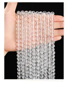 Primer plano detallado de cuentas de cristal de roca natural de 128 facetas joyería.