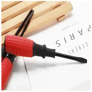 Detailopname van magnetische handmatige schroevendraaier met rood zwarte handgreep voor thuis.